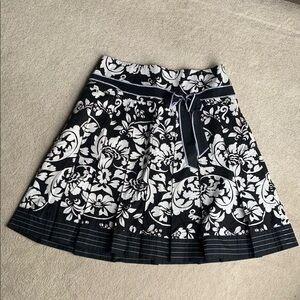 Black and white skirt size 4